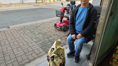 보장구수리센터에 쌀 나눔하였습니다.