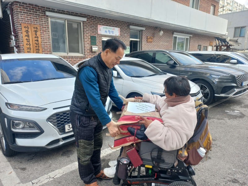 KakaoTalk_20250203_제일아파트경로당 건빵후원.jpg