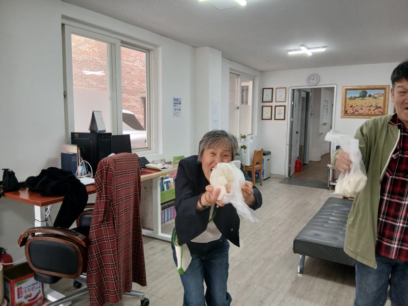 KakaoTalk_20260324_떡(윤숙경).jpg